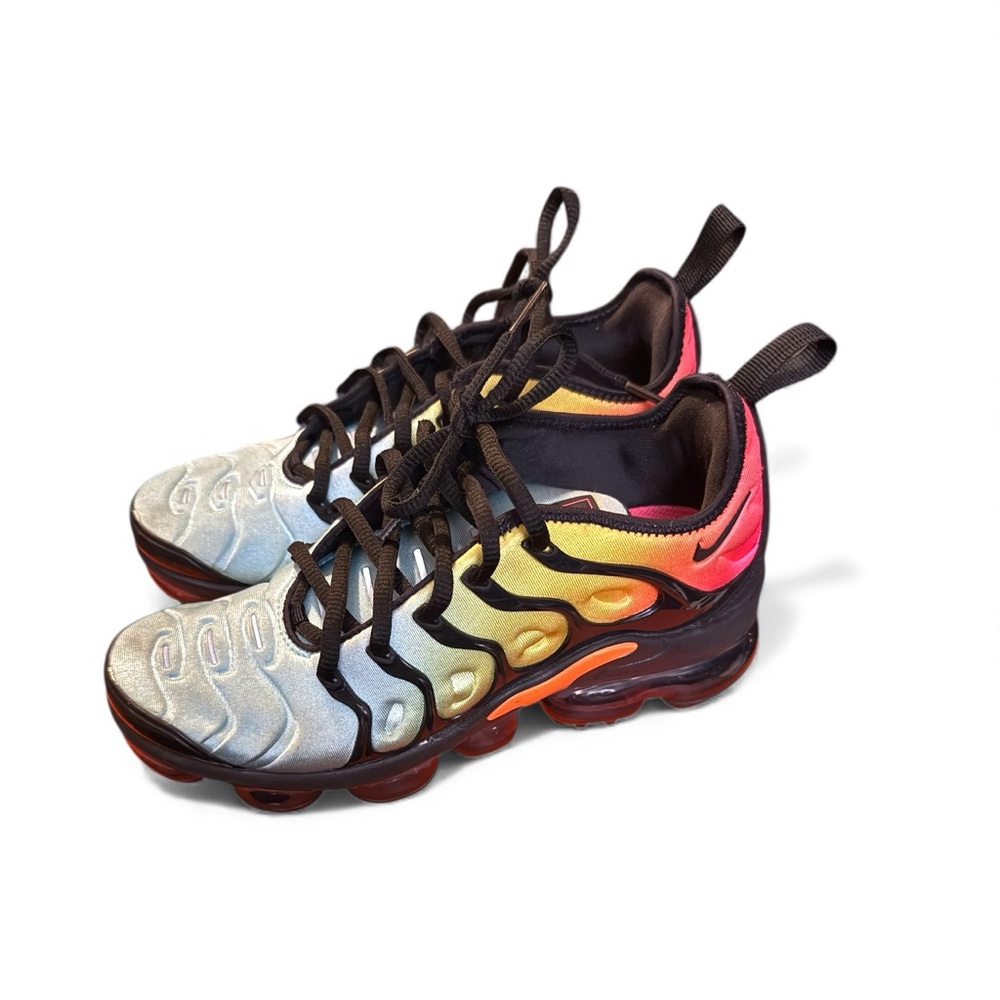 Nike WMNS AIR VAPORMAX PLUS
RETUNED AIR
